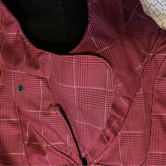 Oakley snowboarding/skiing jacket. Size Small. Very gently used. - Picture 2 of 8